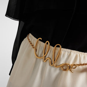 חגורת שרשרת Chloe לנשים עם אבזם זהב ולוגו איקוני.