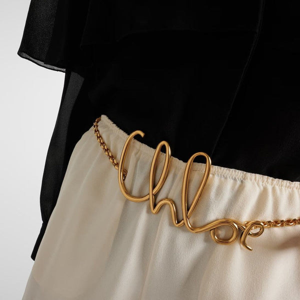 חגורת שרשרת Chloe לנשים עם אבזם זהב ולוגו איקוני.